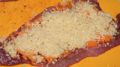 рулетики из говядины с вишней и миндалем