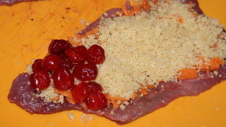 рулетики из говядины с вишней и миндалем