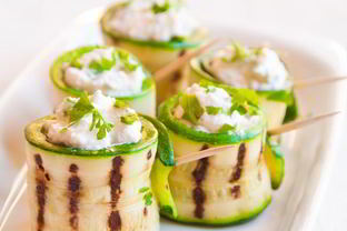 Рулетики из кабачков с курицей