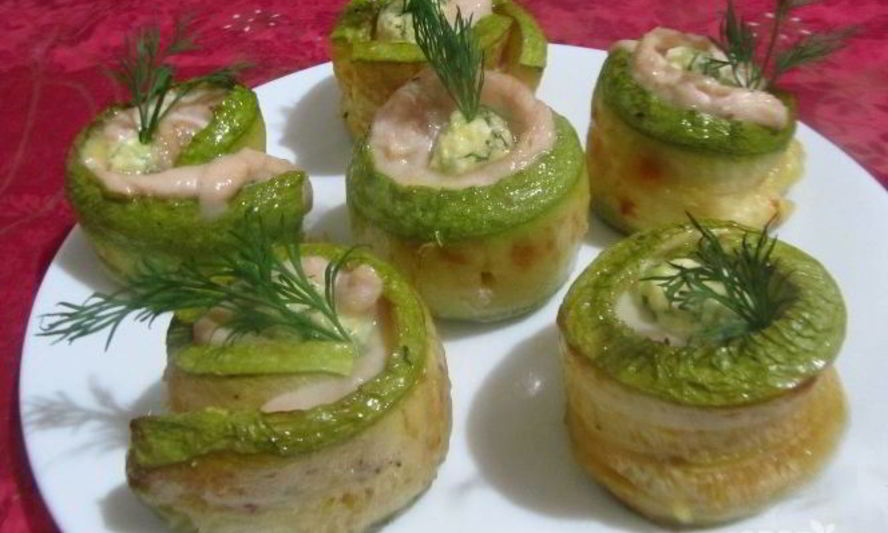 Рецепт рулетиков из кабачков с яично-сырной начинкой