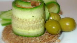 Рулетики из огурцов и семги