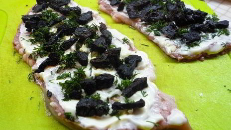 рулетики из свинины с черносливом