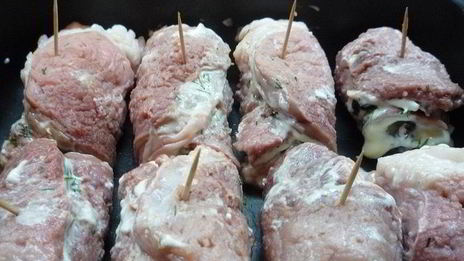 рулетики из свинины с черносливом