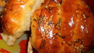 Рулетики с сардельками и сыром