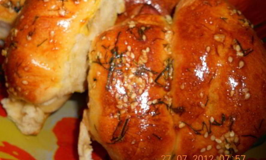 Рецепт рулетиков с сардельками и сыром