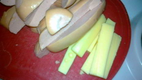 рулетики с сардельками и сыром