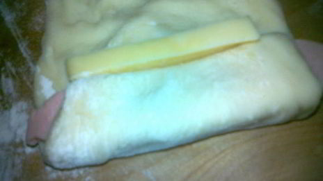 рулетики с сардельками и сыром