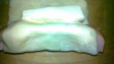 рулетики с сардельками и сыром