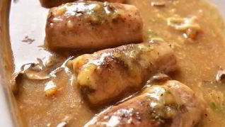 Рулеты из свинины в сметанном соусе