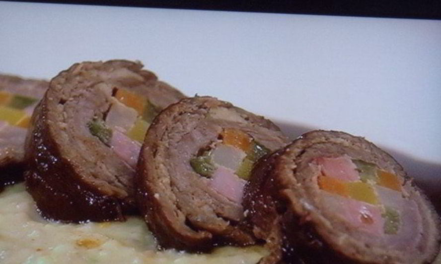 Рецепт шахматных рулетов из говядины на подушке из пюре с орехом макадамия