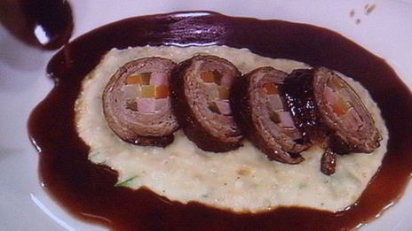 шахматные рулеты из говядины на подушке из пюре с орехом макадамия