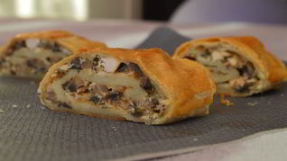 Слоеный рулет с курицей и грибами