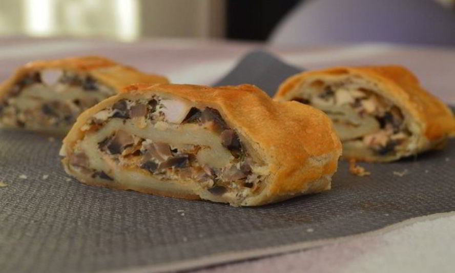 Рецепт слоеного рулета с курицей и грибами