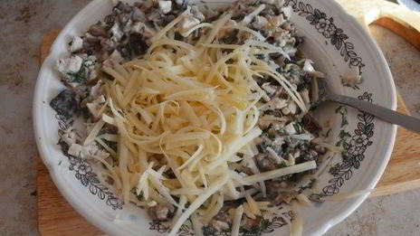 слоеный рулет с курицей и грибами