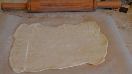 слоеный рулет с курицей и грибами