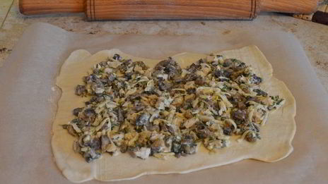 слоеный рулет с курицей и грибами