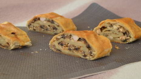 слоеный рулет с курицей и грибами