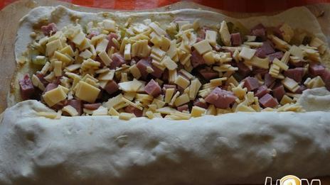 слоеный рулет с ветчиной и сыром