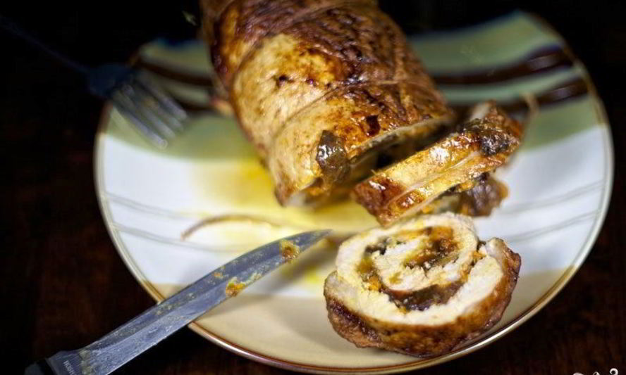 Рецепт свиного рулета с морковью и черносливом