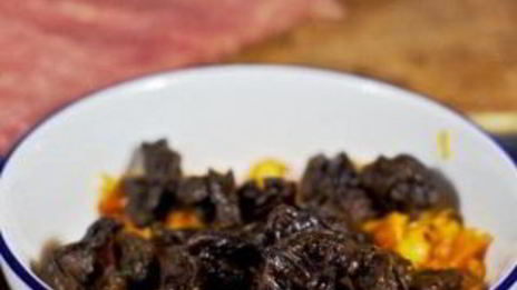 свиной рулет с морковью и черносливом