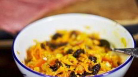 свиной рулет с морковью и черносливом