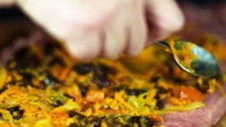 свиной рулет с морковью и черносливом