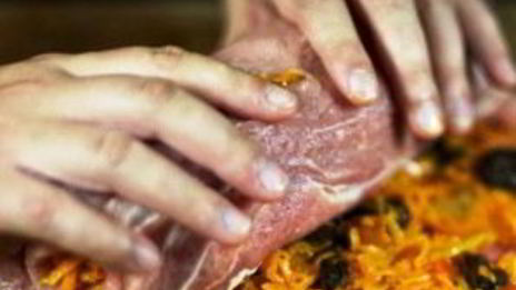 свиной рулет с морковью и черносливом