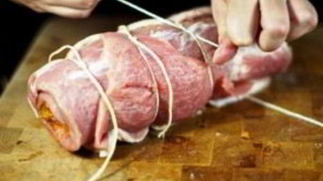 свиной рулет с морковью и черносливом