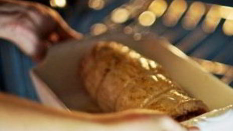 свиной рулет с морковью и черносливом