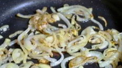 свиной рулет с морковью и черносливом