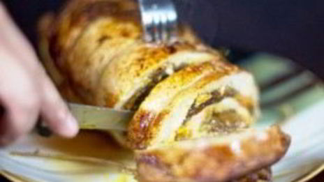 свиной рулет с морковью и черносливом