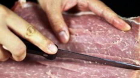 свиной рулет с морковью и черносливом