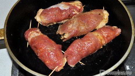 свиные рулетики с грибами и картошкой