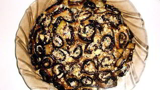 Торт из баклажанных рулетиков с чесноком, пармезаном и орехами