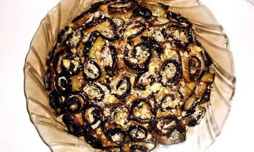 Рецепт торта из баклажанных рулетиков с чесноком, пармезаном и орехами