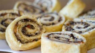 Закусочный рулет с грибами, сыром и помидорами