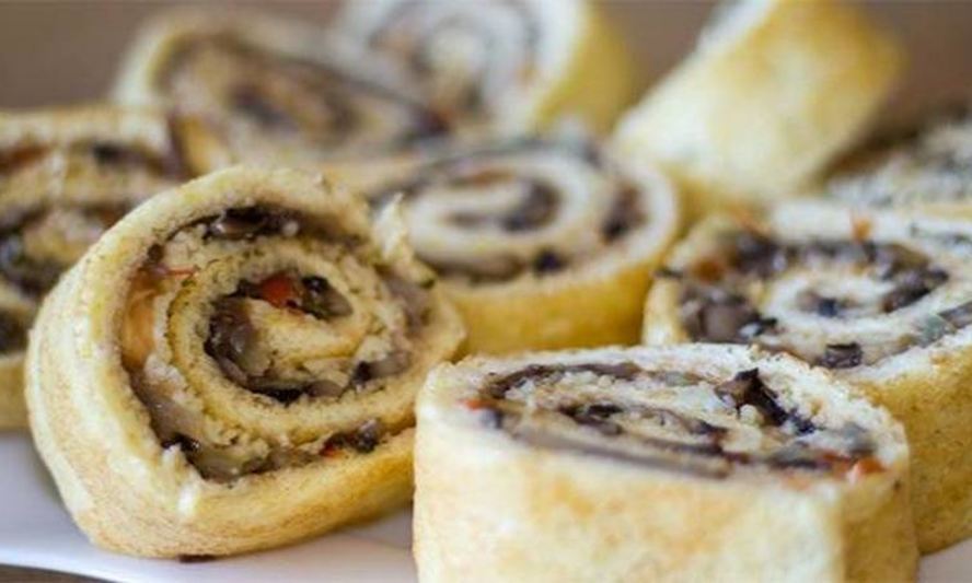Рецепт закусочного рулета с грибами, сыром и помидорами