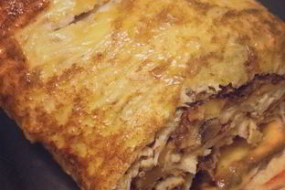 Запеченный рулет из лаваша с курицей и грибами