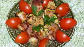 Запеченные рулетики из цукини с сыром и беконом