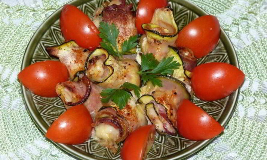 Рецепт запеченных рулетиков из цукини с сыром и беконом