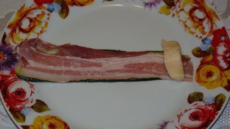 запеченные рулетики из цукини с сыром и беконом