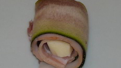 запеченные рулетики из цукини с сыром и беконом