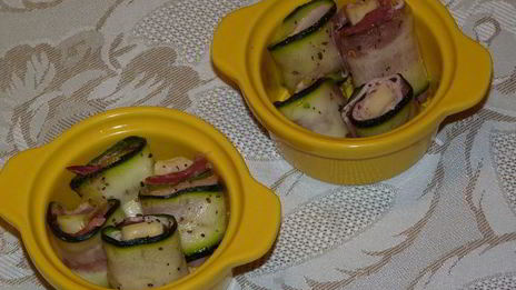 запеченные рулетики из цукини с сыром и беконом