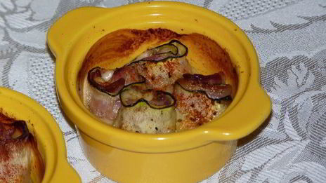 запеченные рулетики из цукини с сыром и беконом