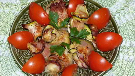 запеченные рулетики из цукини с сыром и беконом