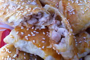 Самса из слоеного теста с курицей