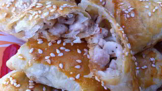 Самса из слоеного теста с курицей