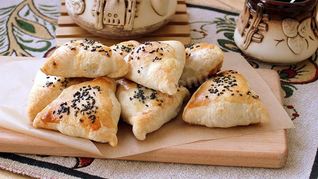 Самса из слоеного теста с мясным фаршем