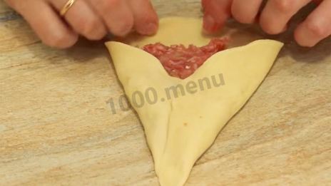 самса с фаршем из слоеного теста