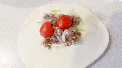 самса с мясом и помидорами